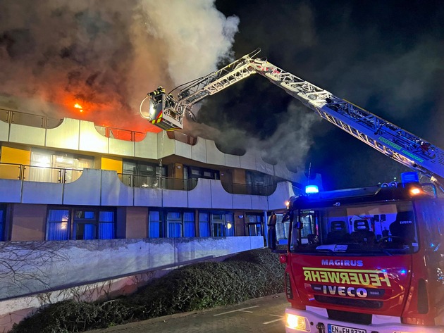 FW-EN: Großbrand in leerstehendem Altenheim - Weitere Brandereignisse im Ortsteil Kirchende - Feuerwehr mit überörtlichen Kräften im Einsatz