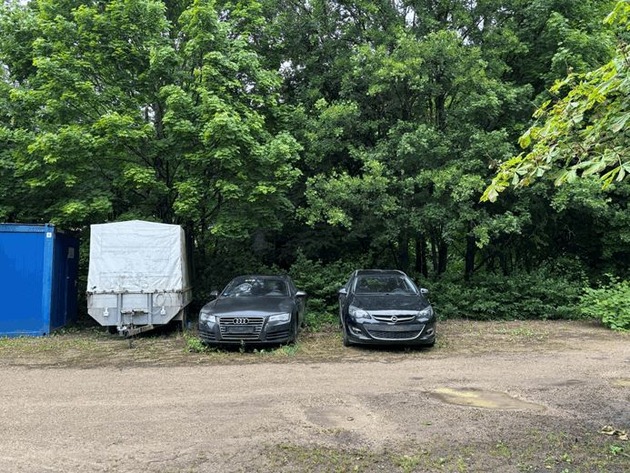 POL-PDTR: Sachbeschädigung an zwei Fahrzeugen - Polizei bittet um Hinweise