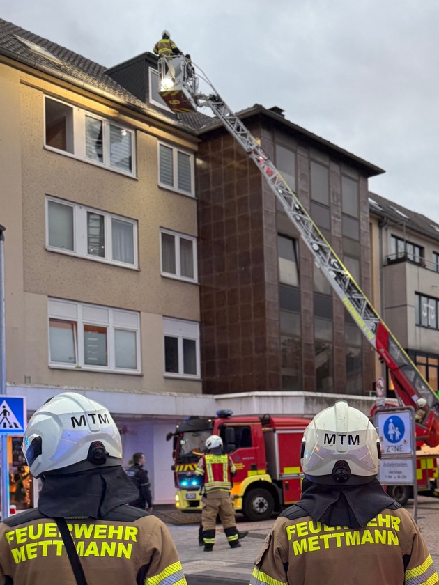 FW Mettmann: Brand in einer Dachgeschosswohnung