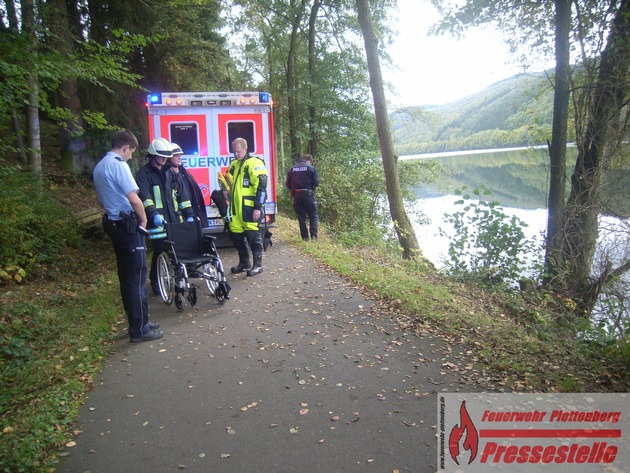 FW-PL: OT-Himmelmert. Frau stürzt mit Rollstuhl über steile Uferböschung in die Oestertalsperre. Couragierte Passanten helfen bei der Rettung.