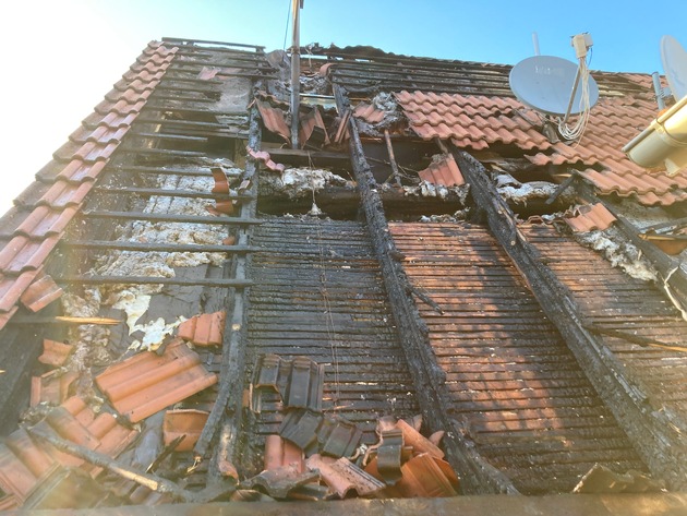 KFV-CW: Feuerwehr kann Ausbreiten eines Dachstuhlbrandes verhindern / Keine Verletzten / 300.000 Euro Sachschaden