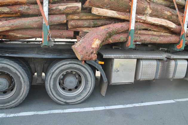POL-PDKL: Gefährlich beladener Holztransporter