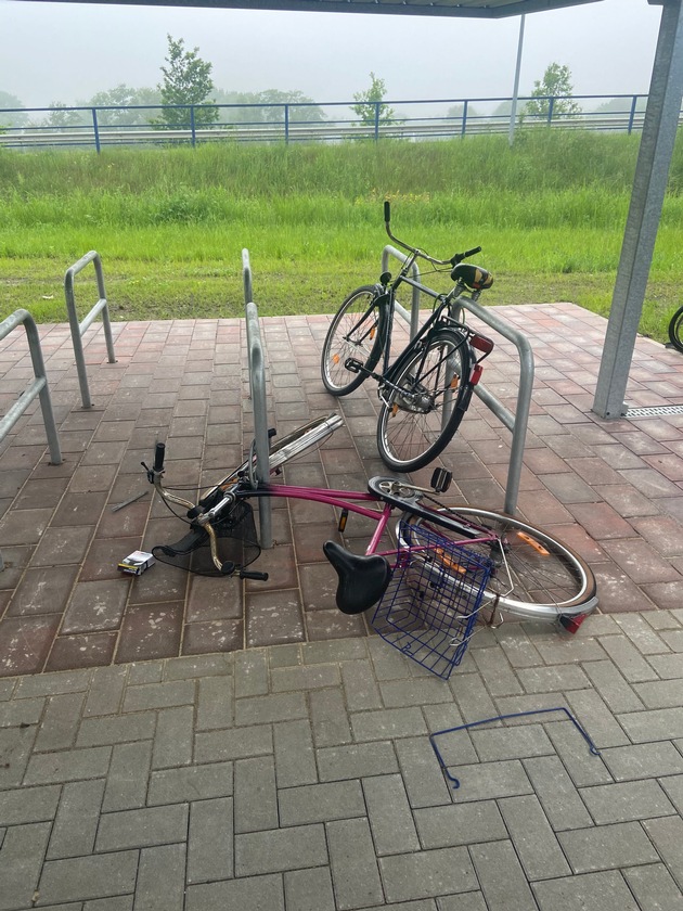 POL-CUX: Mehrere Fahrräder beschädigt