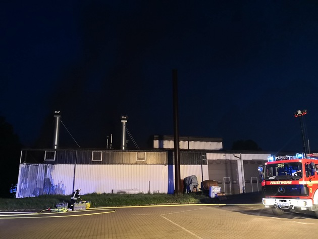 FW-WRN: FEUER_3 - DLK - Überörtliche Hilfe - brennt Lagerhalle