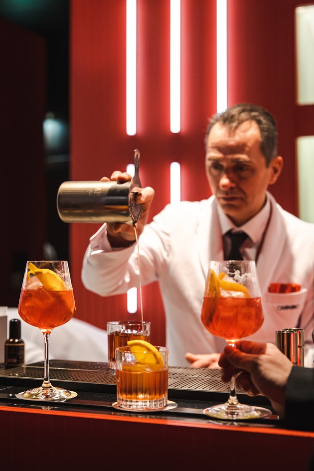 Campari feiert die Filmwelt in Berlin / Als offizieller Partner der 73. Internationalen Filmfestspiele Berlin kreierte Campari besondere Aperitif-Momente und brachte den Red Carpet an die Bar