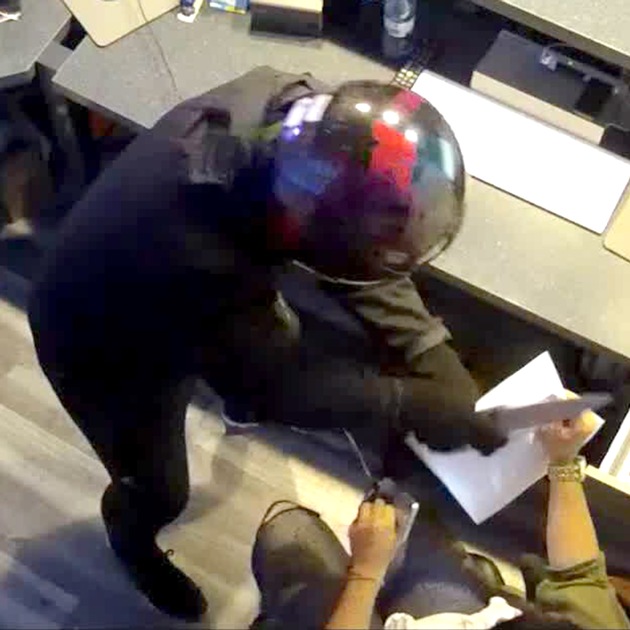 POL-D: Nach bewaffnetem Raub in Wettbüro in Unterbilk fahndet die Polizei mit Fotos aus der Überwachungskamera - 3000 Euro Belohnung