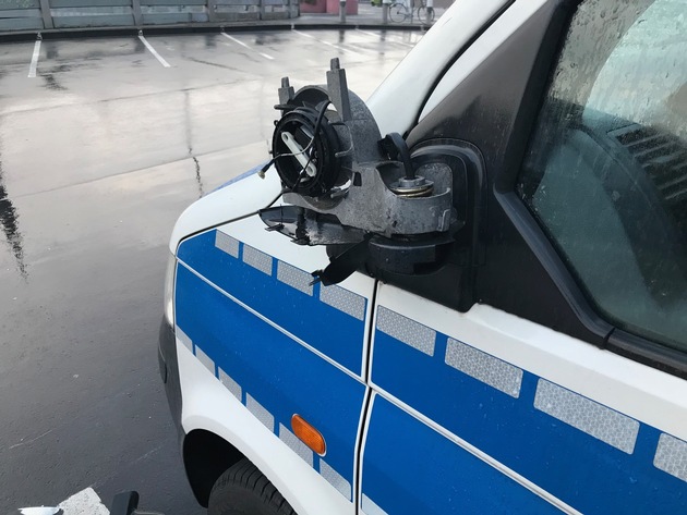 BPOL-KL: Dienstfahrzeuge der Bundespolizei beschädigt