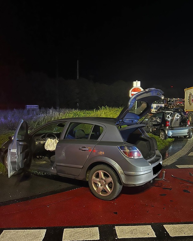 Feuerwehr Weeze: Schwerer Verkehrsunfall auf B9/B67