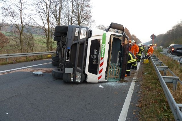 POL-NOM: Tankzug kippte auf der B 243 um - 60.000 Euro Schaden (Bild im Anhang)