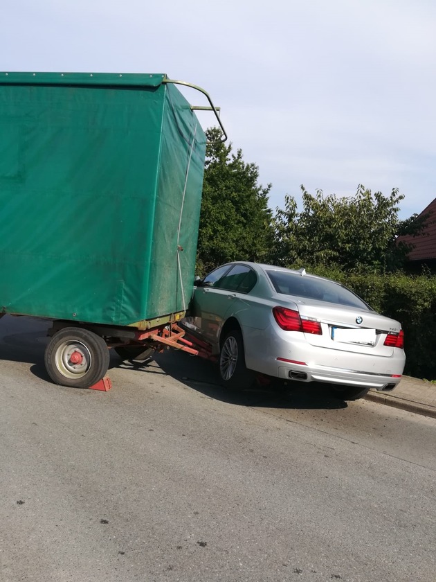 POL-STD: Traktoranhänger löst sich vom Zugfahrzeug und stößt gegen BMW