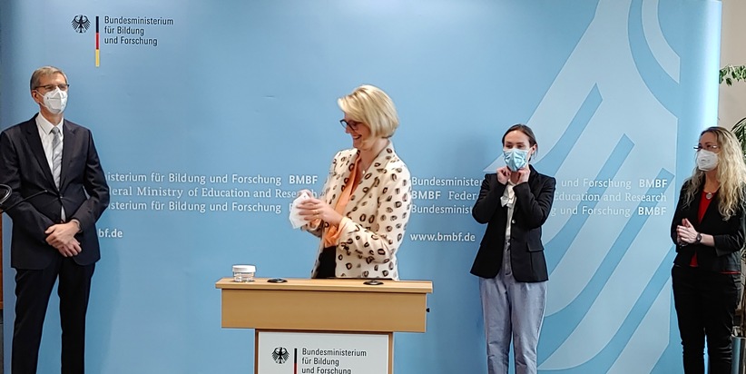 Bundesminister Hubertus Heil und Bundesministerin Anja Karliczek ehren die Vorbilder der Weiterbildung 2021