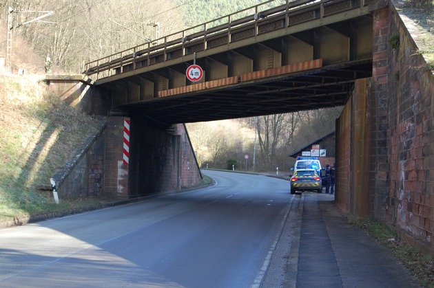 POL-PPWP: Zeugen gesucht: Lkw streift Eisenbahnbrücke