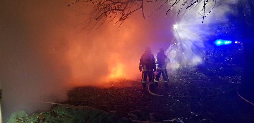FW-BO: Brennende Heuballen in Stiepel übergreifen auf Remise durch die Feuerwehr verhindert