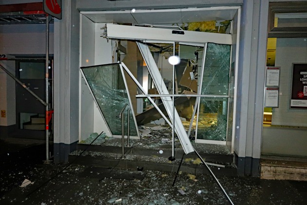 POL-ME: Gleich zwei Geldautomaten am frühen Morgen gesprengt - Ratingen - 2303057