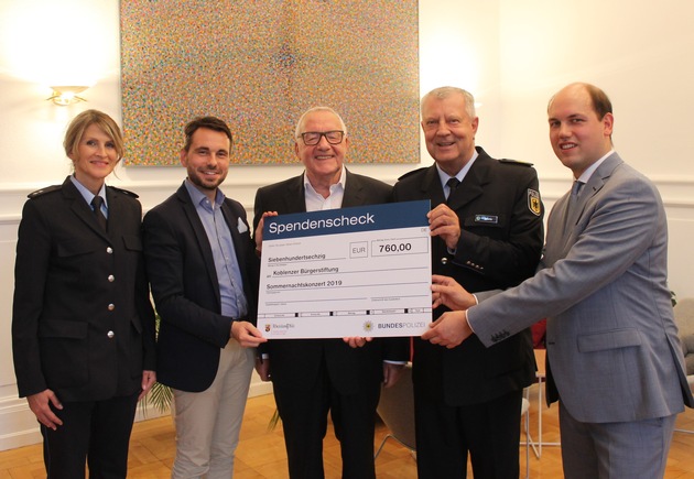 BPOLD-KO: Spendenübergabe für den guten Zweck

 
Bundespolizeidirektion Koblenz und Generaldirektion Kulturelles Erbe (GDKE) überreichen Spendeneinnahmen anlässlich des Sommernachtskonzertes 2019.