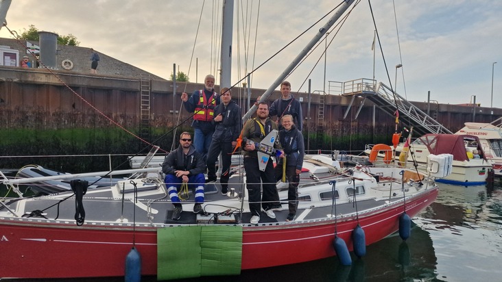 Studierende testen selbstkonstruierten Strömungsgenerator vor Helgoland