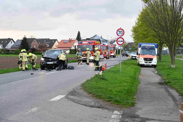 FW Pulheim: Auffahrunfall in Sinnersdorf - Zwei Verletzte