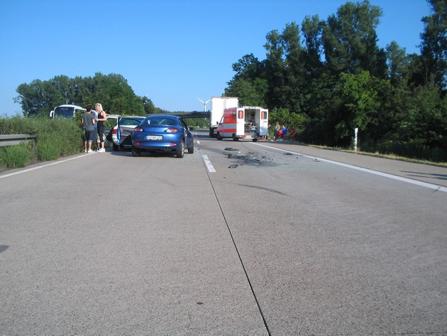 POL-HI: Hohes Verkehrsaufkommen, Hitze und Unachtsamkeit sind vermtl. Ursache für Verkehrsunfall mit 2 Verletzten und 4 beschädigten Fahrzeugen auf Autobahn bei Derneburg