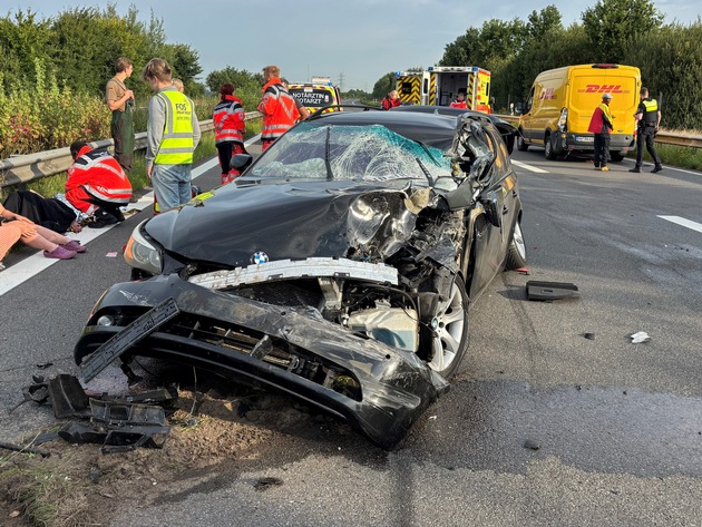 POL-STD: Zwei Verletzte bei Unfall auf Autobahn 26, Tageswohnungseinbrecher in Oersdorf