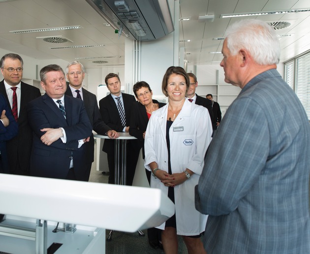 Bundesgesundheitsminister Hermann Gröhe und Bundesverkehrsminister Alexander Dobrindt besuchten Roche in Penzberg bei München