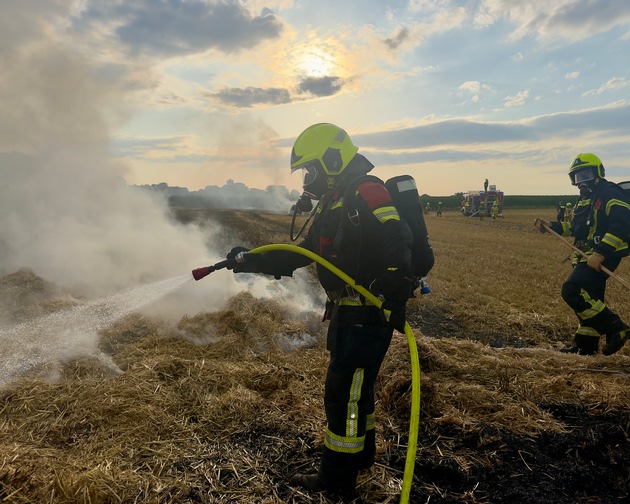 FW-OLL: Strohballenpresse löst Flächenbrand aus - Großaufgebot der Feuerwehr in Hude