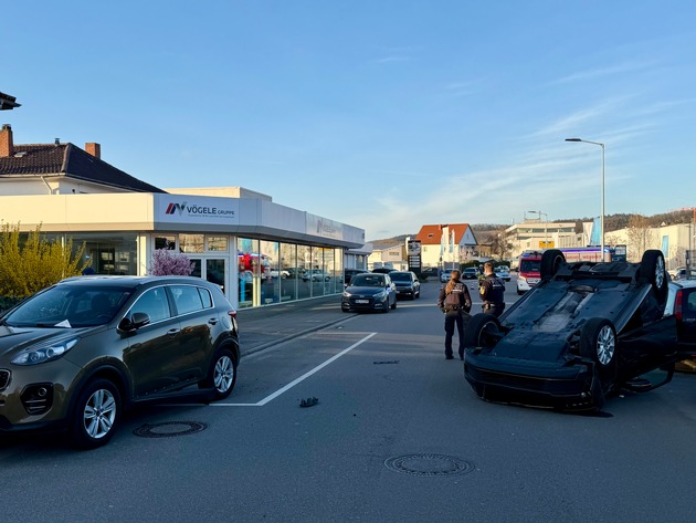 FW Weinheim: Mehrere Eins&auml;tze am Donnerstag fordern Feuerwehr Weinheim - bei einem Verkehrsunfall in der H&auml;ndelstra&szlig;e landet PKW auf Dach