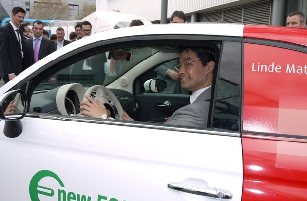 Linde Material Handling GmbH: Philipp Rösler besucht Linde MH auf der Hannover Messe / Die Experten für Elektromobilität begeistern mit vielfältigen Möglichkeiten (BILD)