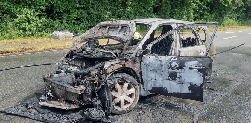 FW Dinslaken: Nachmeldung und Einsatzfotos zur Pressemeldung: Feuerwehr rückt zum Fahrzeugbrand, auslaufende Betriebsmittel und Kampfmittelfund aus
