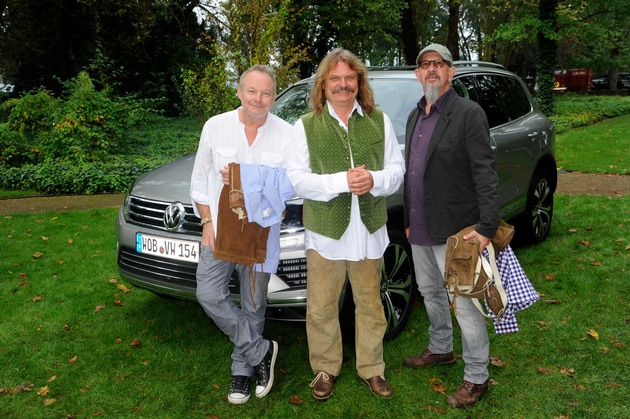 Ein Auto für Gipfelstürmer! Gipfeltreffen legendärer Soulmates-Rockmusiker mit Volks Rock&#039;n&#039;Roller Andreas Gabalier und Leslie Mandoki testen den neuen VW Touareg (FOTO)