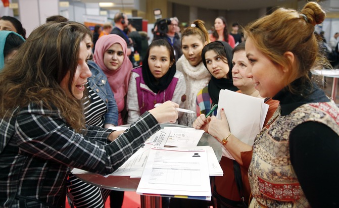 Estrel Berlin: Über 3.000 Jobs für Geflüchtete und Migranten / Am 20. Februar präsentieren sich im Estrel Berlin 200 Arbeitgeber bei der dritten "Jobbörse für Geflüchtete und Migranten" potenziellen Bewerbern