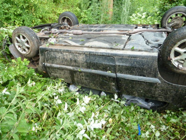 POL-NOM: Auto total demoliert / Fahrerin nur leicht verletzt