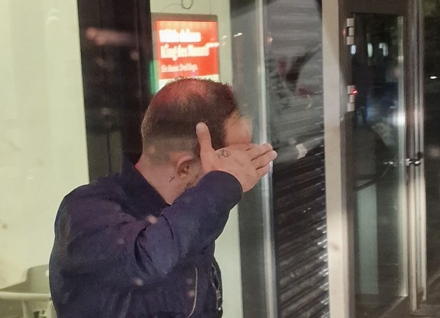 POL-SBR-STADT: Versuchte Nötigung mittels Messer und Sachbeschädigung an Transporter in der Saarbrücker Innenstadt - Öffentlichkeitsfahndung nach unbekanntem Haupttäter