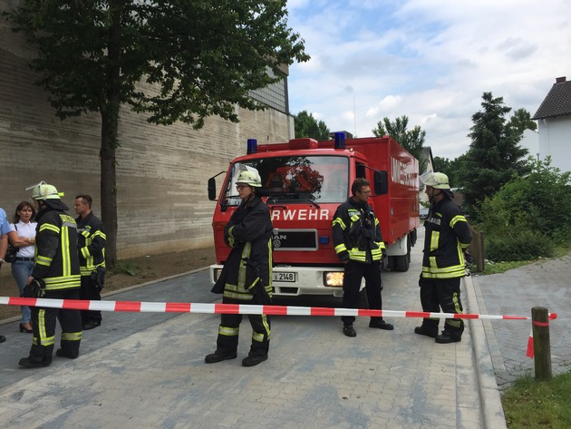 FW-AR: Feuerwehr sichert unbekannte Substanz auf Neheimer Kinderspielplatz