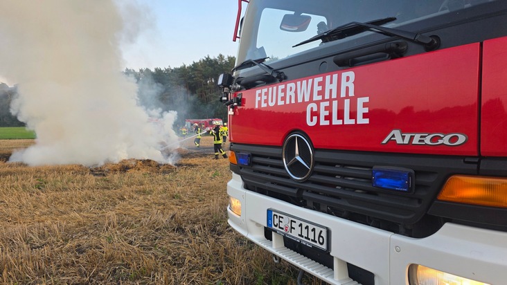 FW Celle: Strohballen brennen auf Stoppelfeld
