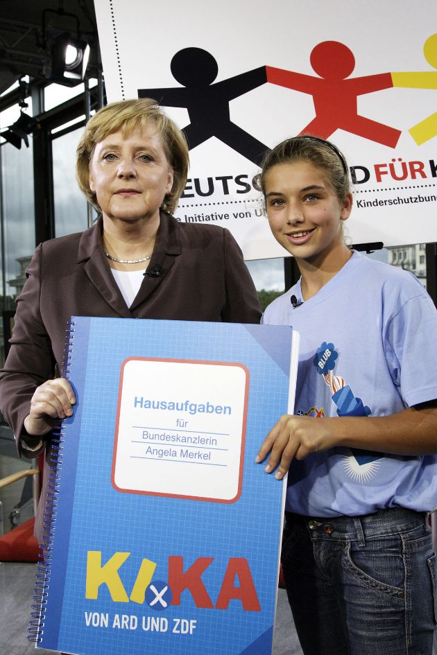 Hausaufgaben für Angela Merkel / Kinderreporterin Nadine übergab heute in Berlin die gesammelten Forderungen der KI.KA-Zuschauer an die Bundeskanzlerin