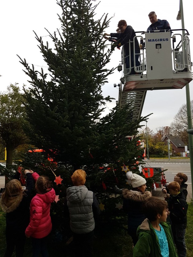 FW-BOT: Schülerinnen und Schüler schmücken Weihnachtsbaum der Feuerwehr