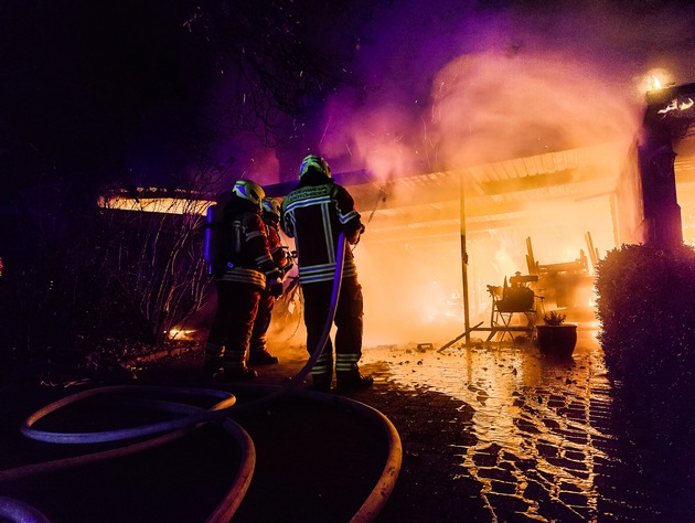 FW-SE: Carportbrand greift auf Wohngebäude über