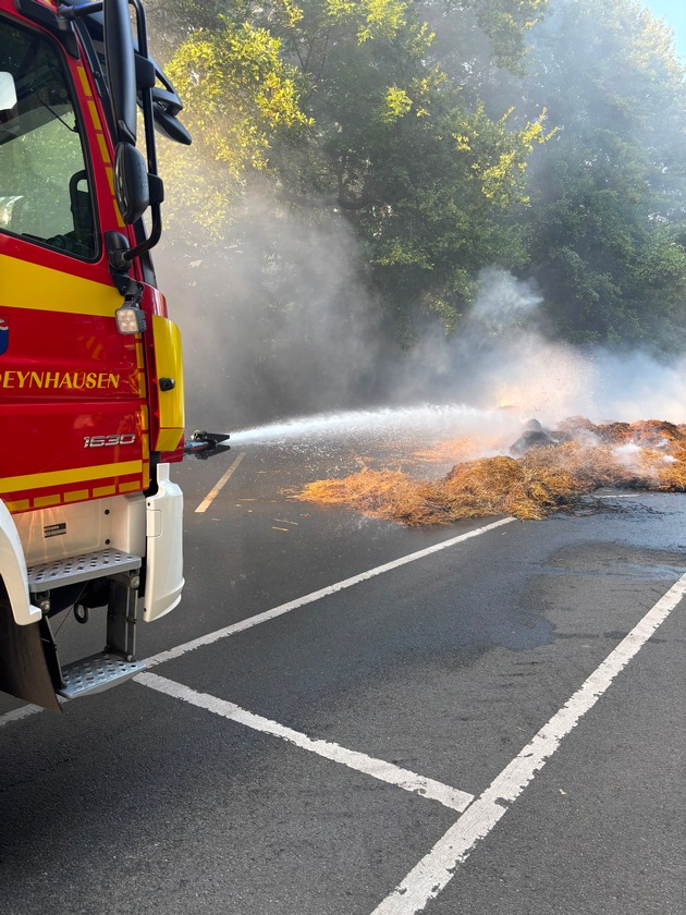 FW Bad Oeynhausen: Anhänger mit Strohballen in Vollbrand