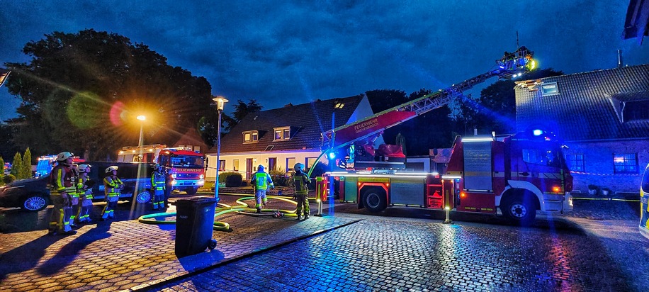 FW Grevenbroich: Starker Blitz beschädigt zwei Häuser bei Gewitter über Grevenbroich / Feuer im Dach nach &quot;himmlischem Doppelschlag&quot;. Vier Hausbewohner kommen mit dem Schrecken davon