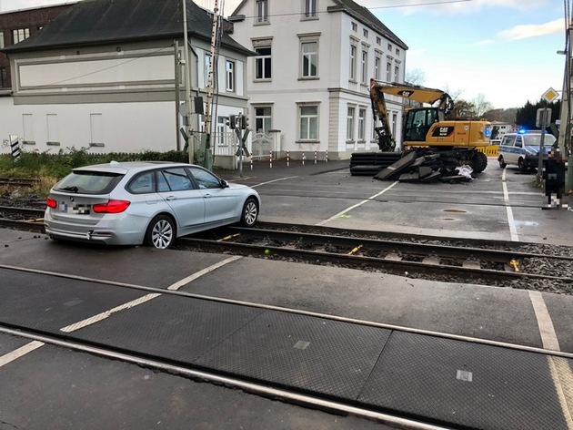 BPOL NRW: PKW auf dem Gleiskörper aufgesetzt - Bundespolizei veranlasst Streckensperrung