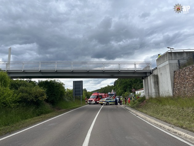 POL-PPWP: Lkw rammt Fußgängerbrücke - Bundesstraße gesperrt