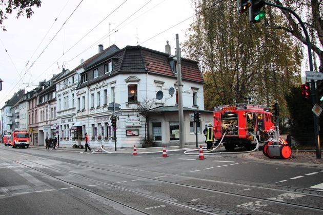 FW-E: Feuer in einem Wohn- und Geschäftshaus in Essen-Huttrop, sechs Menschen verletzt