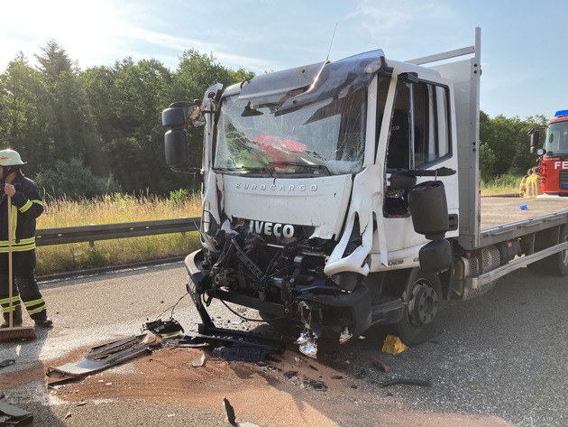 FW Pforzheim: Kleinlaster auf LKW aufgefahren, Person im Fahrzeug eingeklemmt