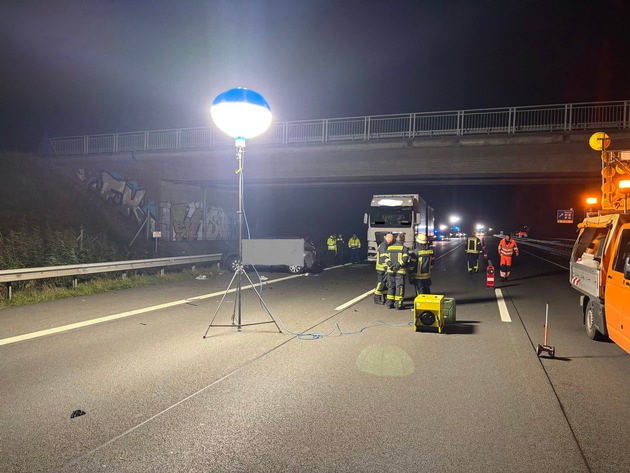 FW-ROW: Verkehrsunfall auf der A1: Feuerwehr leuchtet Unfallstelle aus