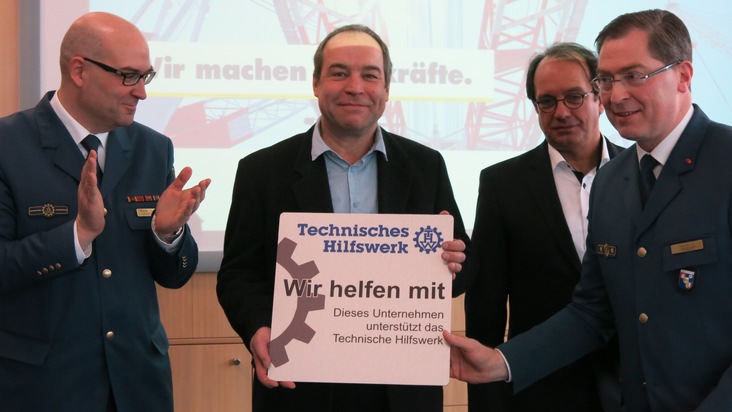 THW-HH MV SH: THW dankt Kooperationspartner Liebherr