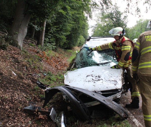 POL-RBK: Kürten - 21-Jähriger kollidiert mit einem Baum und verletzt sich schwer