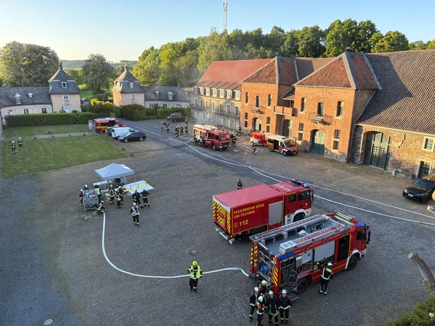 FW Ense: Zugübung des 1. und 3. Zuges - Einheiten üben die Zusammenarbeit auf &quot;Haus Füchten&quot; in Hünningen