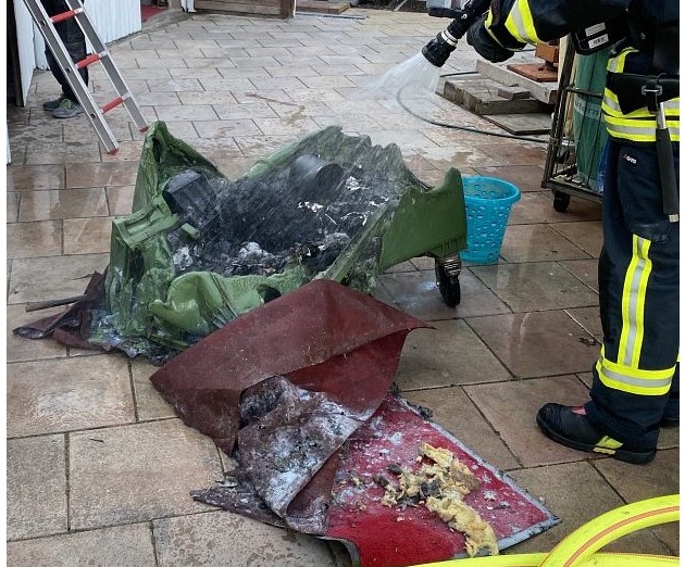 POL-MA: Schwetzingen, Rhein-Neckar-Kreis: Hotelgaragen geraten in Brand; 15.000 Euro Sachschaden; Feuerwehrmann leicht verletzt