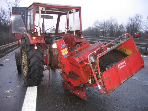 POL-NI: Gefaehrliches Spiel / Post-LKW faehrt auf Trecker auf - mit Unfallfotos zum Downloaden -