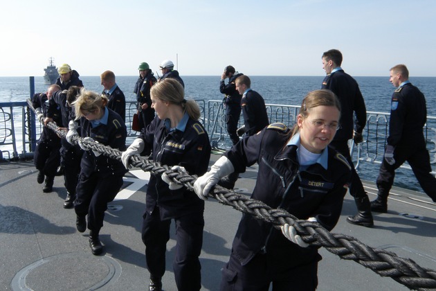 Deutsche Marine - Bilder der Woche: Alle ziehen an einem Strang